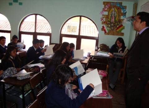 PRENSA 20131029 01 LOS ALUMNOS DE LOS COLEGIOS SAN FRANCISCO Y SAN GENARO INTERESADOS EN EL REGISTRO DE SUS OBRAS EN EL SENAPI