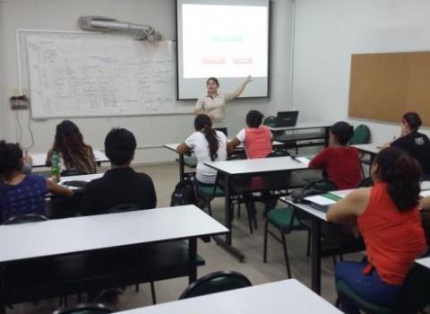PRENSA 20161208 01 ESTUDIANTES DE LA FACULTAD DE INGENIERÍA COMERCIAL DE LA UAGRM INTERESADOS EN LA PROPIEDAD INTELECTUAL