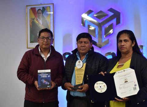 PRENSA 20240424 01 SENAPI BOLIVIA, ENTREGA RECONOCIMIENTOS Y RESOLUCIONES ADMINISTRATIVAS DE MARCAS Y PATENTES EN CONMEMORACIÓN AL DÍA MUNDIAL DE LA PROPIEDAD INTELECTUAL